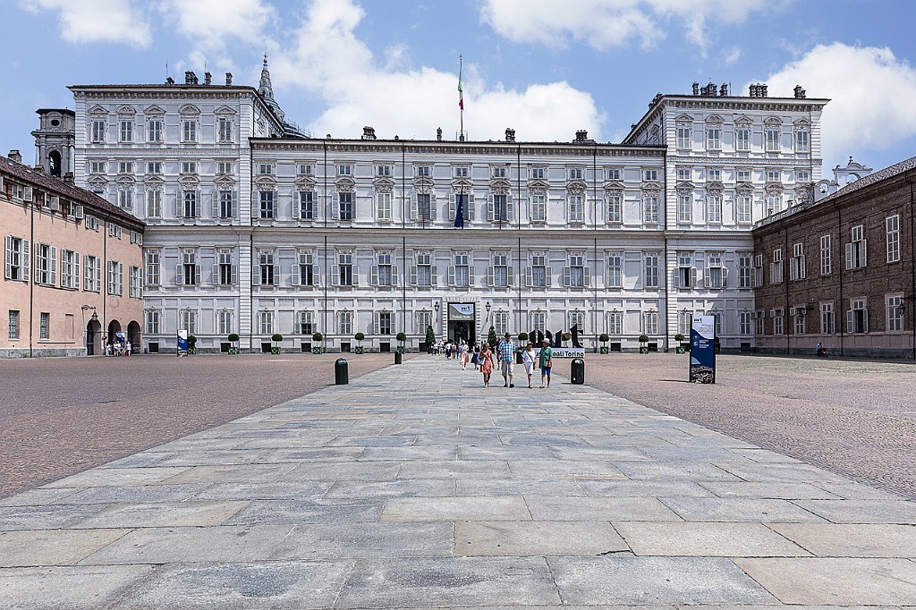 2 - PIAZZALE INGRESSO PALAZZO REALE.jpg